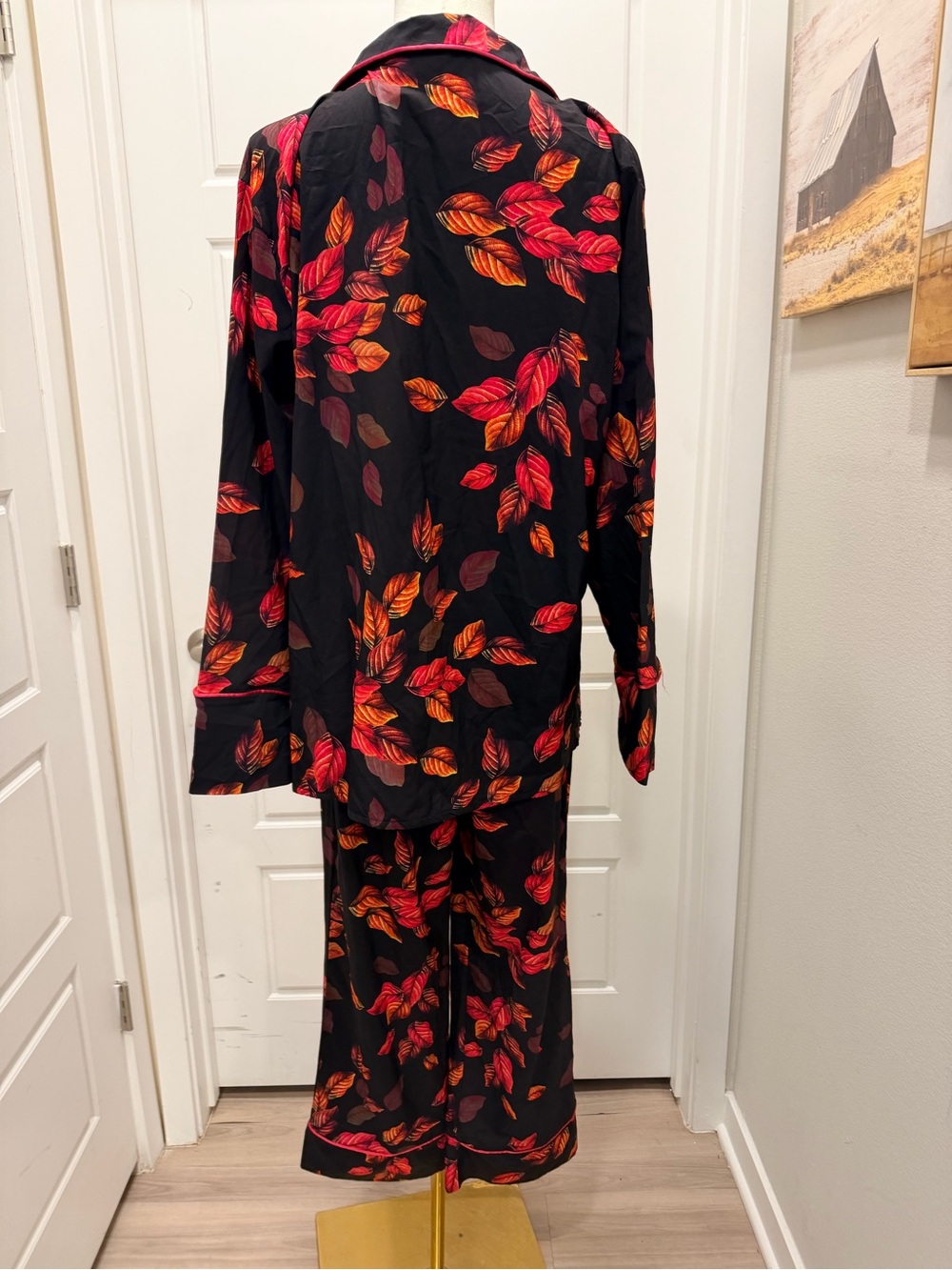 Black Floral Leaf Satin Pajama Set in Red & Orange - Picture 4 of 6